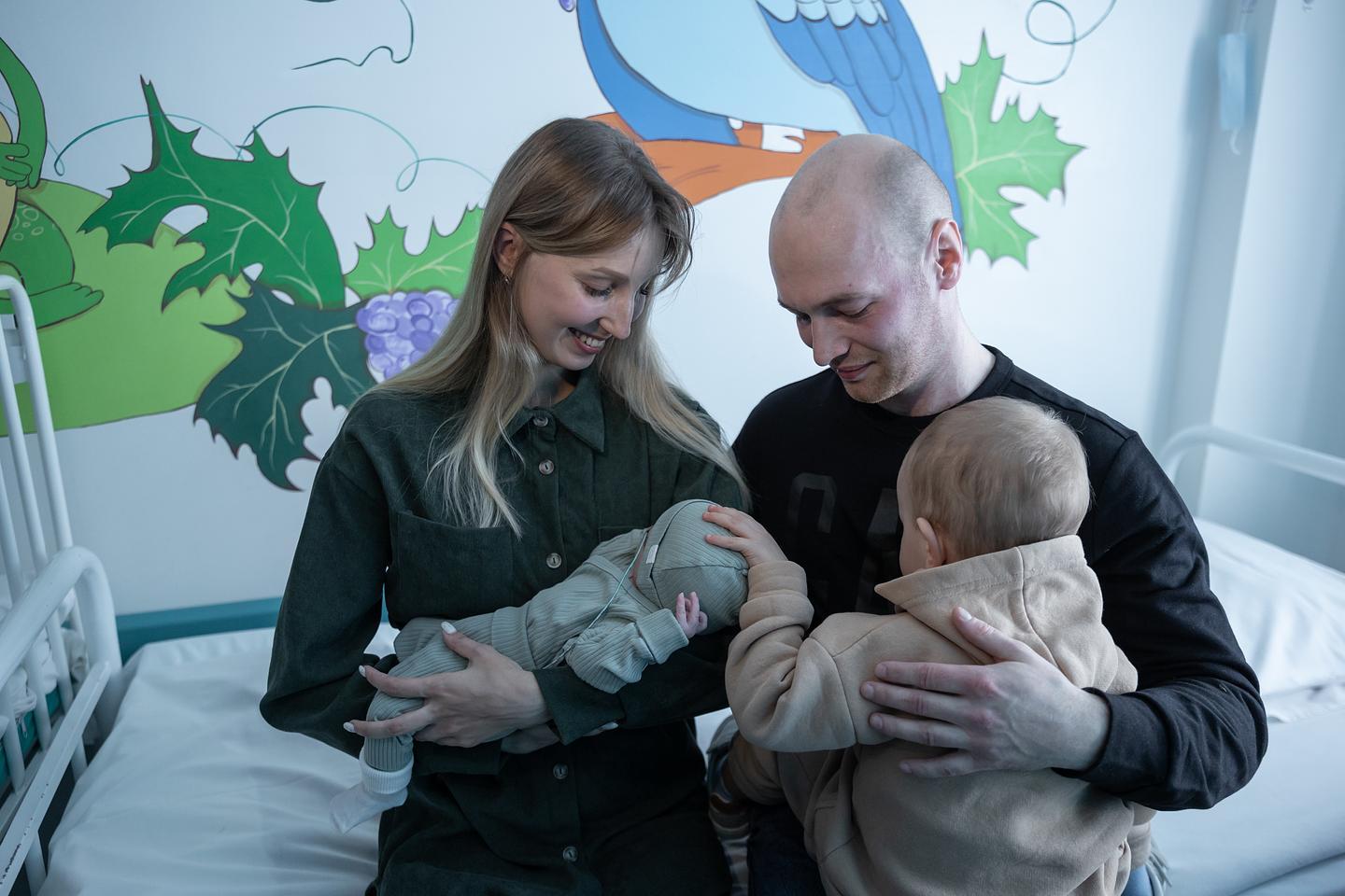 Родителей заставят выбирать между работой и пособием по уходу за ребенком. Правительство России рассчитывает сэкономить почти 25 млрд рублей
