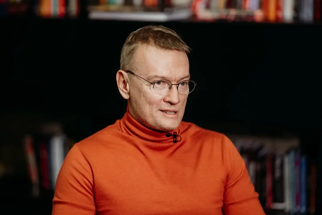 Запрещенные книги уничтожают шредером на камеру, рассказал глава сети «Читай-город — Буквоед». Уничтожение книг обошлось в 100 млн рублей